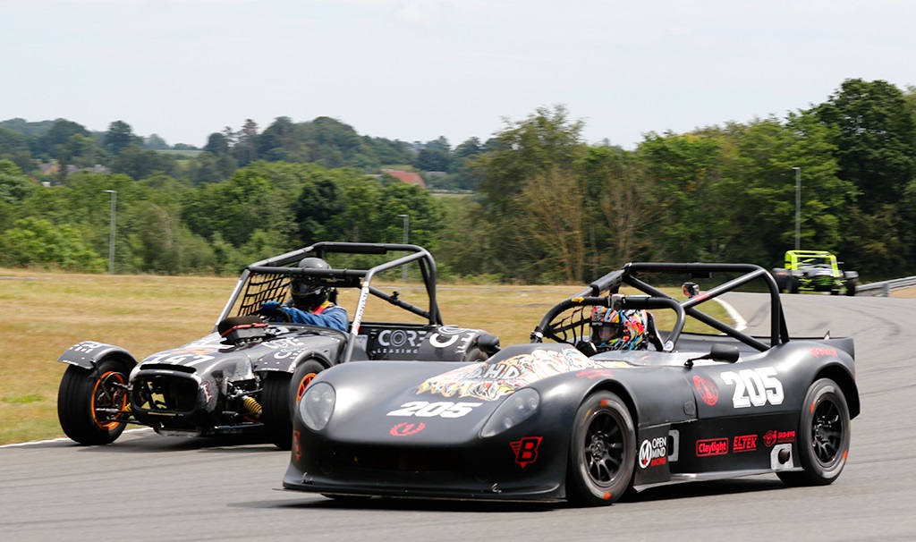 De topløse racere repræsenteres af Seven Racing og Arion Racing, de skal ud og dyste i bakkerne for anden gang i denne sæson - #205 Loke Busch holder føringen støt i Arion Racing - Hos Seven Racing er det #148 Martin Buch Bertelsen der har bidt sig fast i toppen af pointtabellen.
(Foto: Motorsporten.dk)